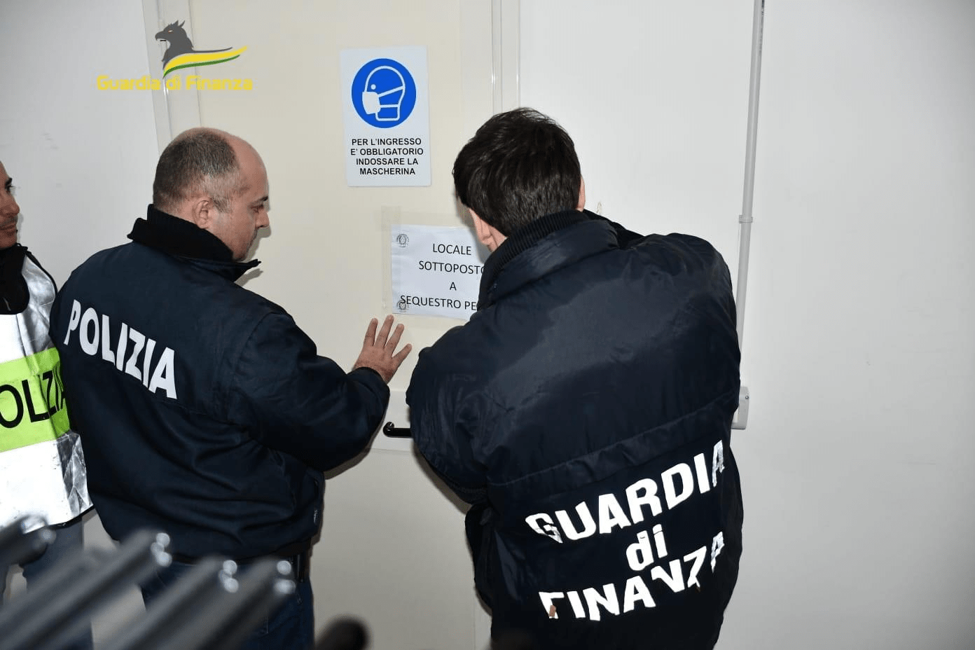 Avellino, scoperto opificio abusivo a Domicella: dieci lavoratori sfruttati a soli 4 euro l’ora