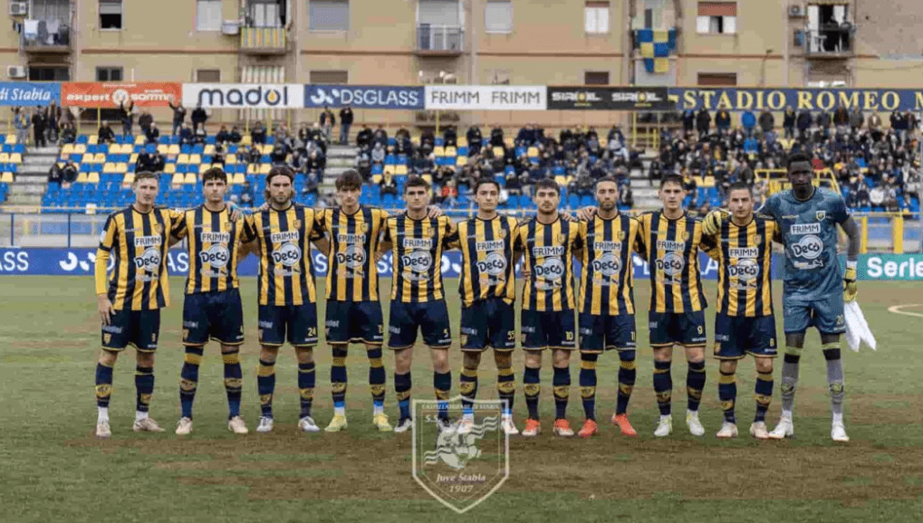 La Juve Stabia vince 3-0 contro il Cosenza: doppietta di Adorante e gol di Fortini