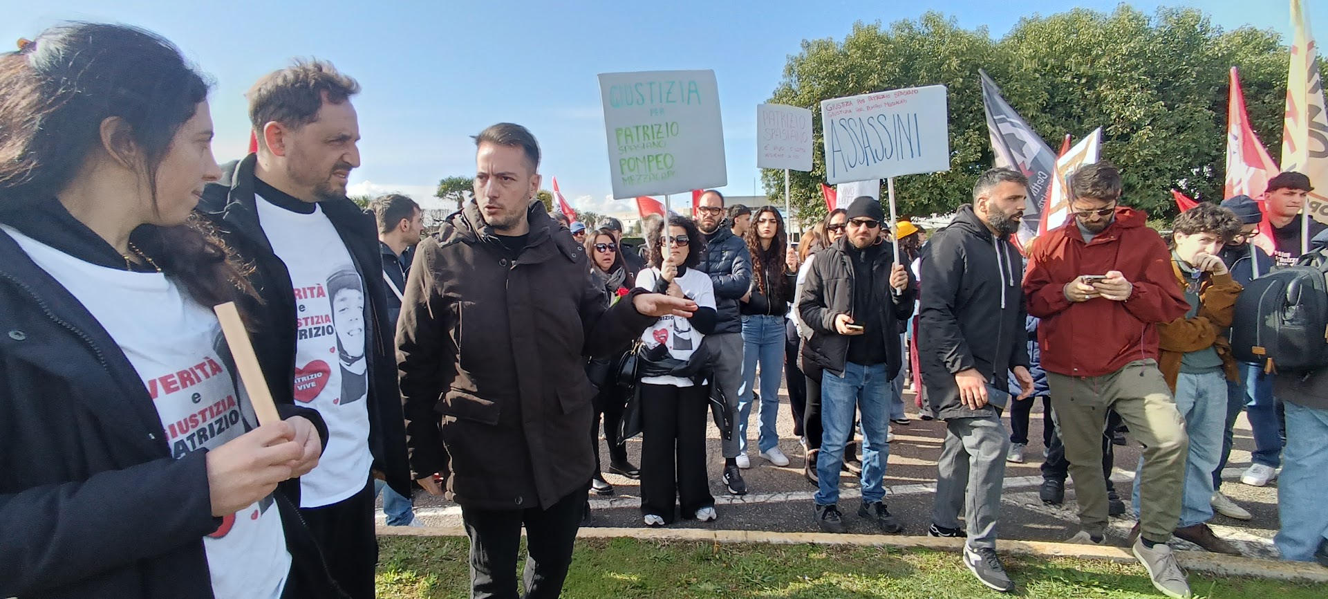 Morire per 500 euro al mese, tirocini e sfruttamento: la strage silenziosa dei giovani lavoratori