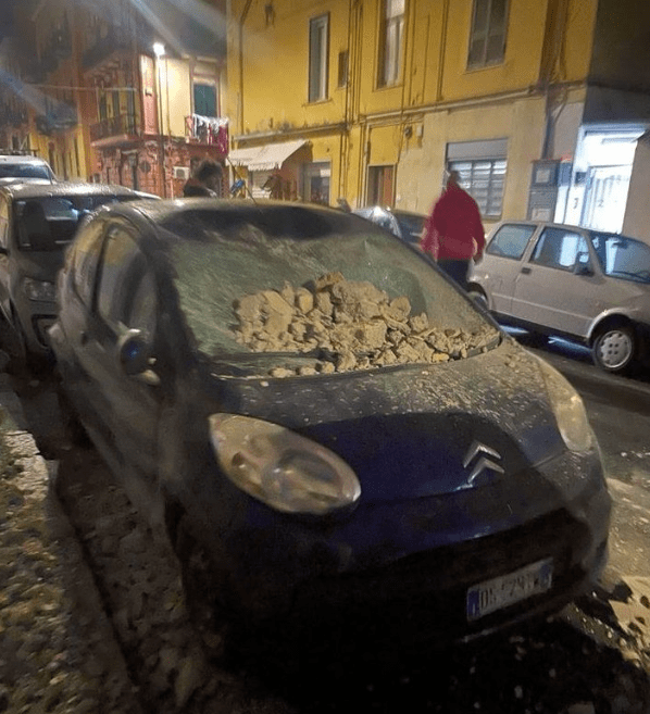 Terremoto a Napoli, magnitudo 4,4: crolla un controsoffitto, estratta viva una donna