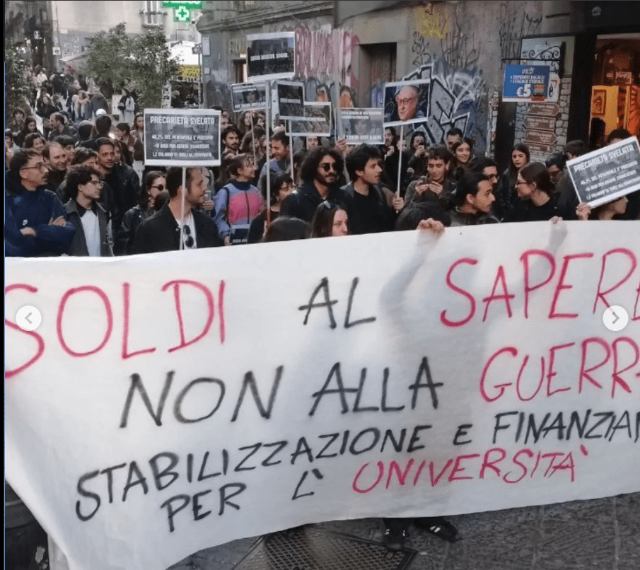 Napoli, blitz degli studenti e ricercatori precari al Suor Orsola Benincasa: “soldi al sapere non alle armi”
