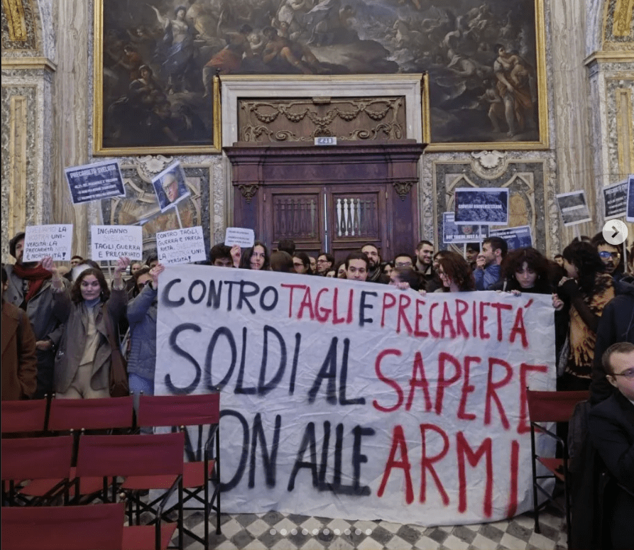 Napoli, blitz degli studenti e ricercatori precari al Suor Orsola Benincasa: “soldi al sapere non alle armi”