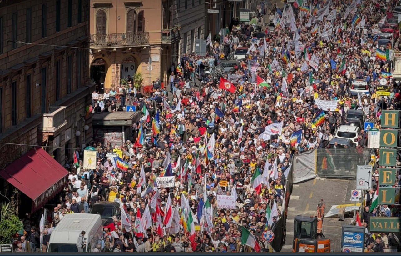 Centomila in corteo a Roma, in tanti a Milano: “abbiamo bisogno di nuovi ospedali, non missili”