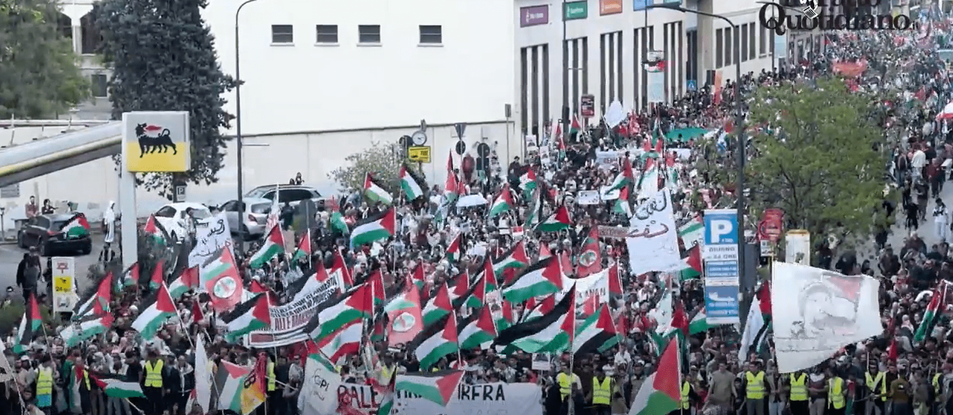 Milano,  in marcia 15 mila persone per i palestinesi e contro l’occupazione israeliana