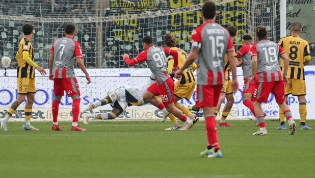Serie B, Juve Stabia sfiora il colpaccio a Cremona e accarezza il sogno playoff: finisce 1-1