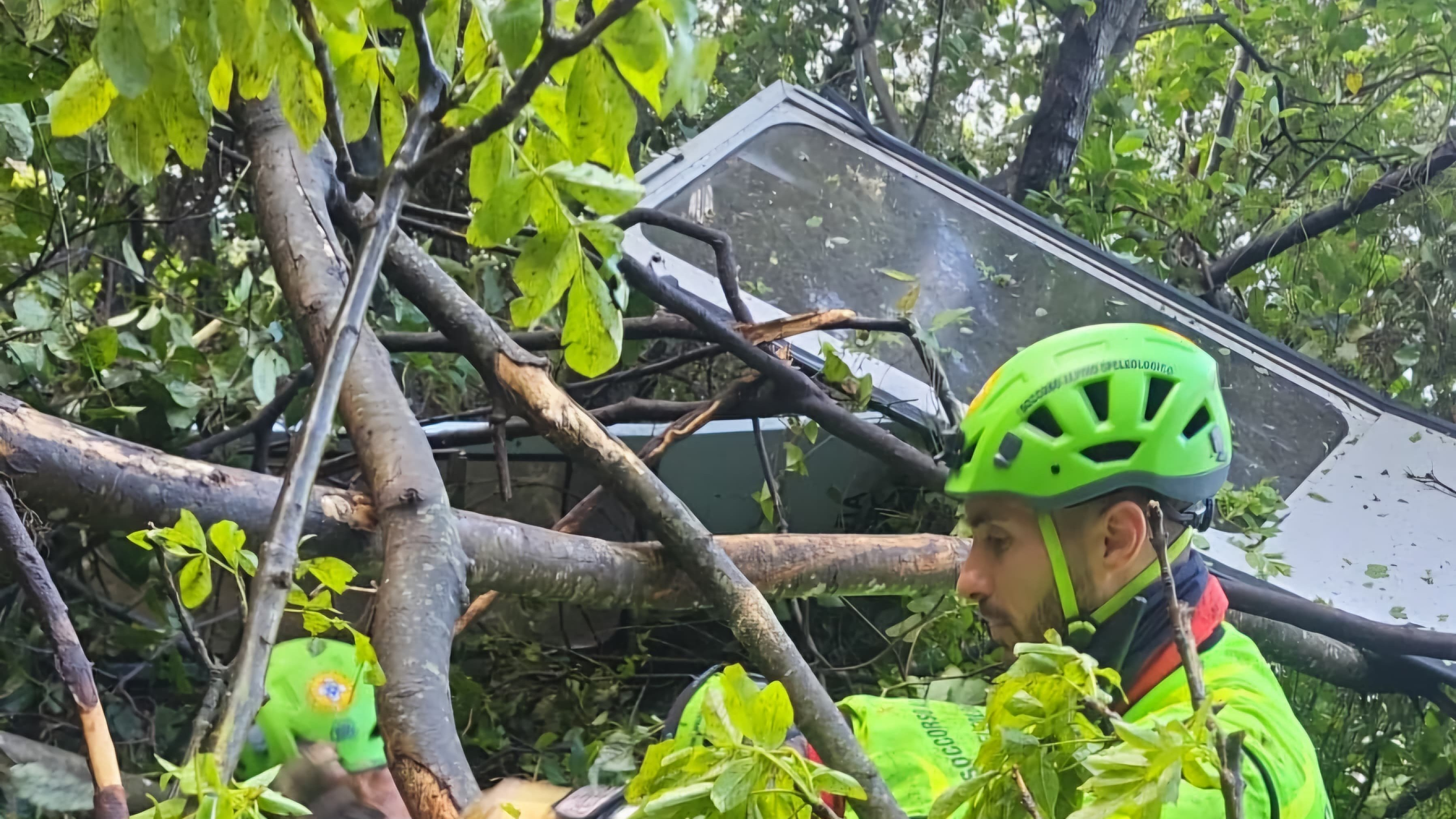 Tragedia sul Monte Faito, precipita una cabina della funivia: 4 morti e un ferito grave