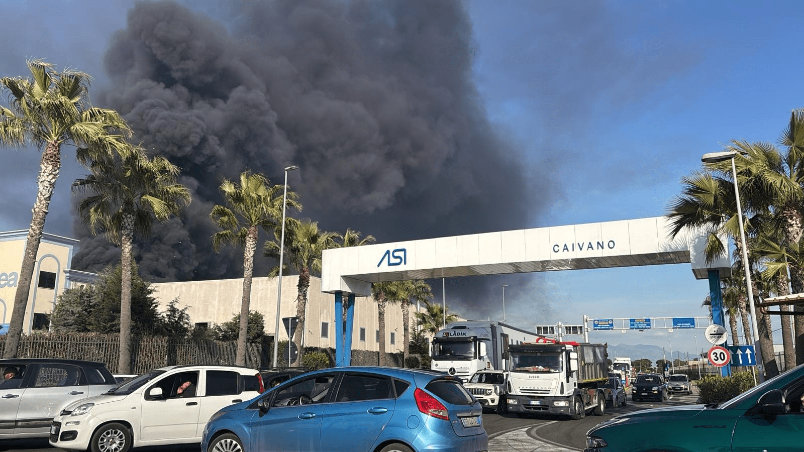 Incendio a Caivano, scuole a rischio chiusura