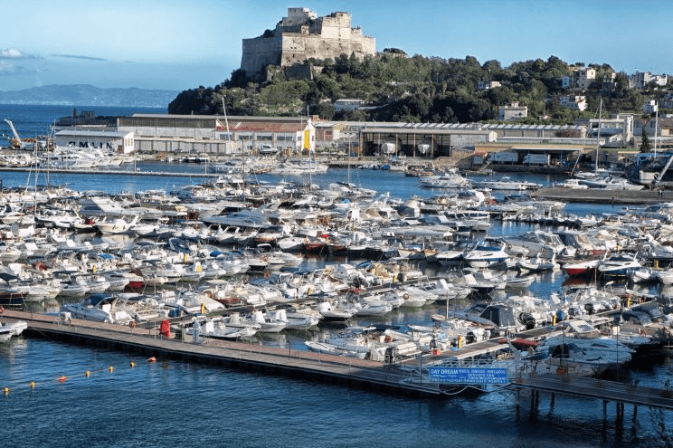 Bacoli si ribella, stop al traffico selvaggio delle barche senza regole. Il sindaco Della Ragione sfida i potenti della nautica