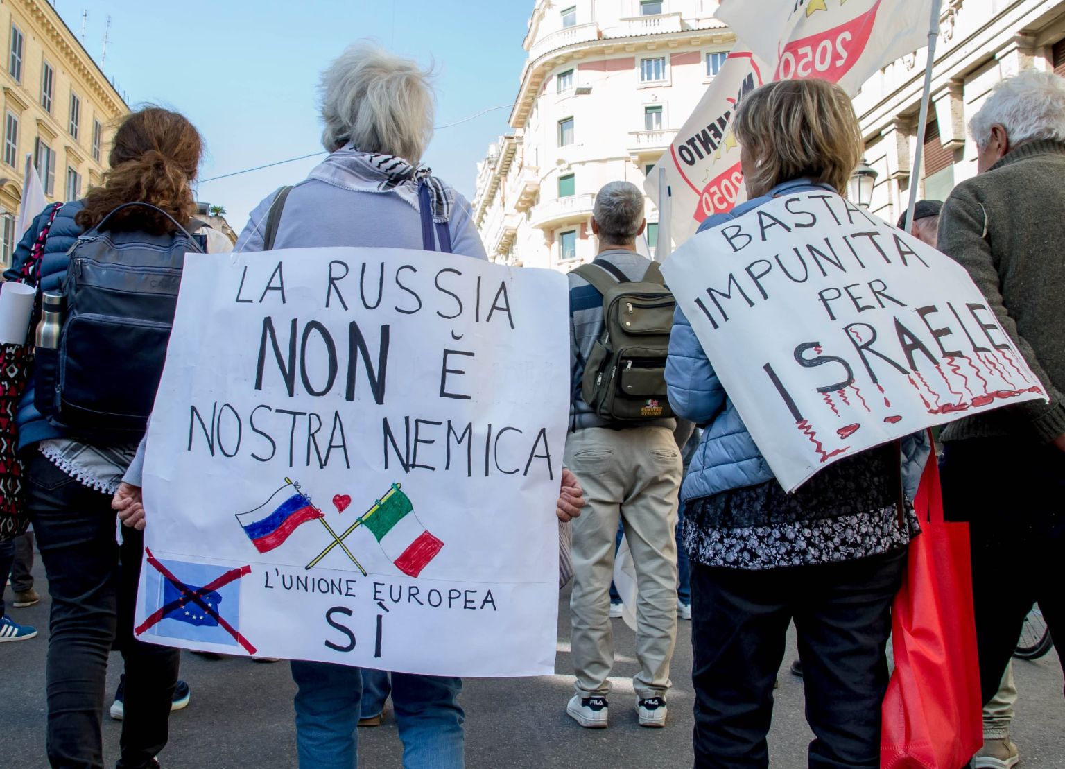Centomila in corteo a Roma, in tanti a Milano: “abbiamo bisogno di nuovi ospedali, non missili”