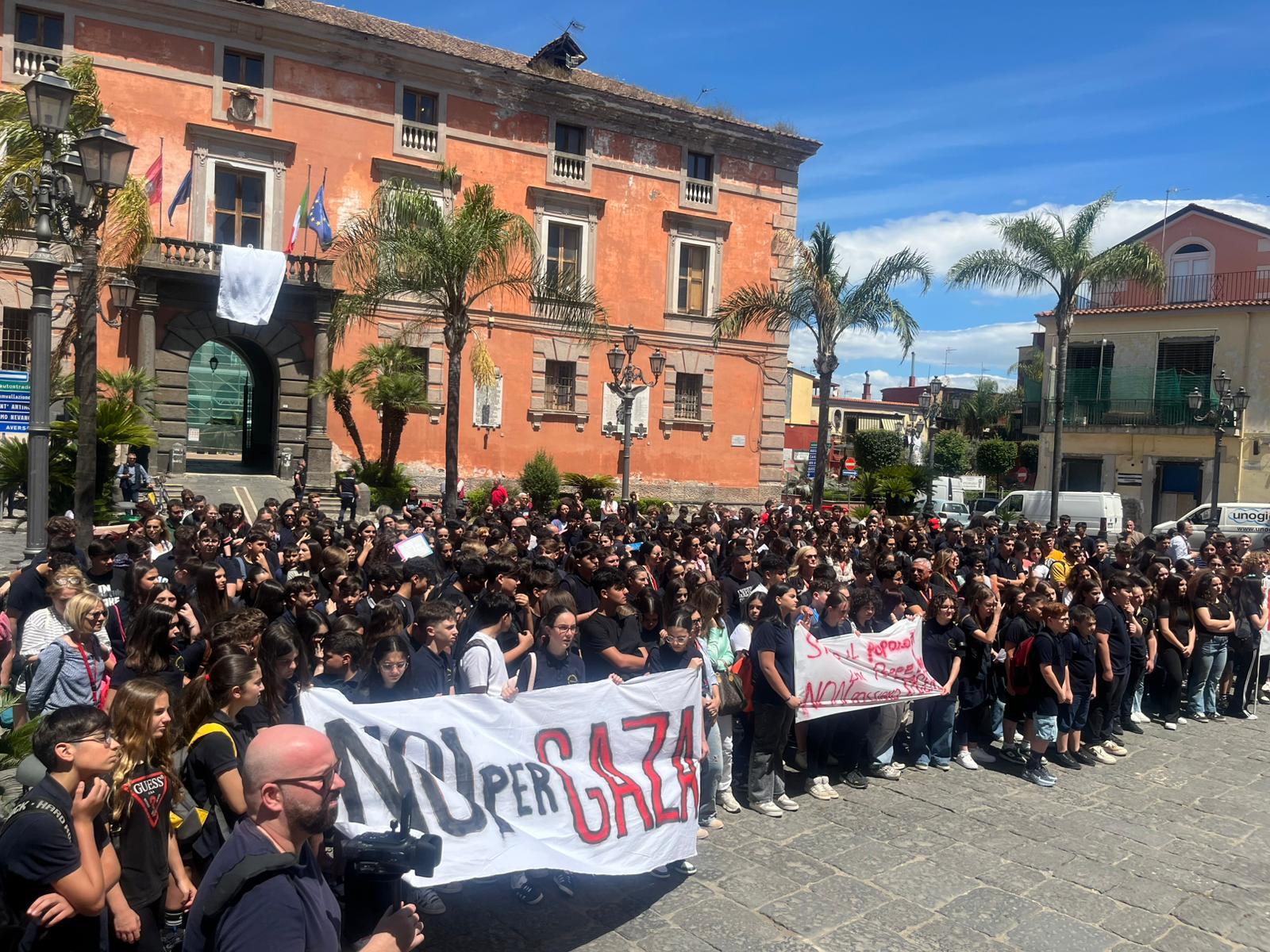 Sant’Arpino marcia in silenzio per la pace: studenti e famiglie uniti contro la guerra a Gaza