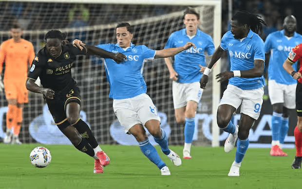 Scudetto al fotofinish: Napoli frena col Genoa, l’Inter risponde e accorcia