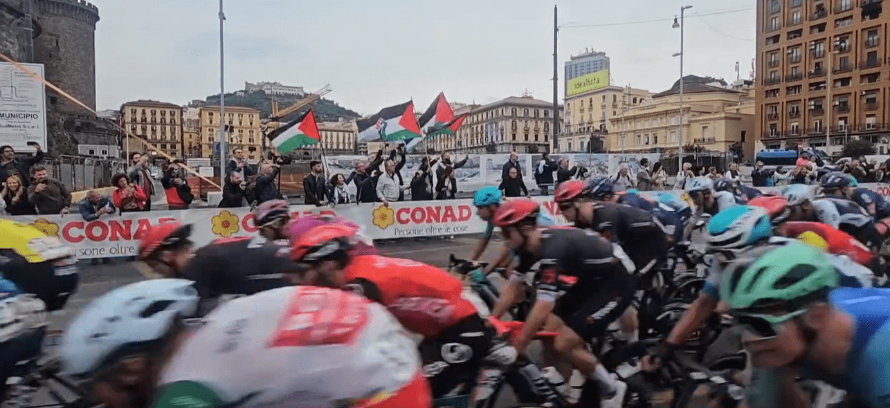 “Stop al genocidio”: Napoli alza la voce per la Palestina durante il Giro d’Italia