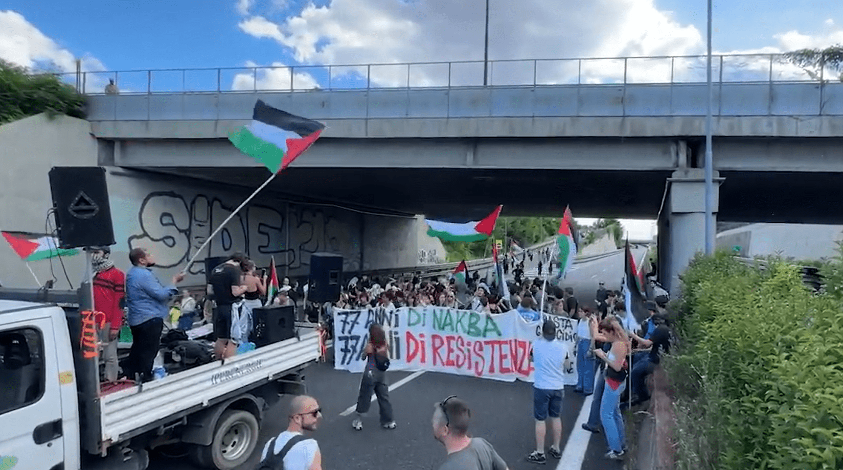 Pro-Palestina, la protesta si fa azione diretta: bloccato l’aeroporto di Torino