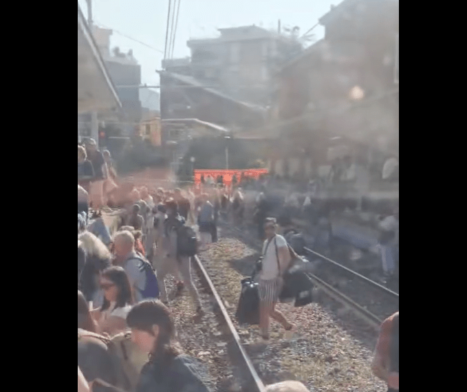 Napoli, Circumvesuviana in crisi: treni obsoleti e guasti continui. Ancora un’avaria