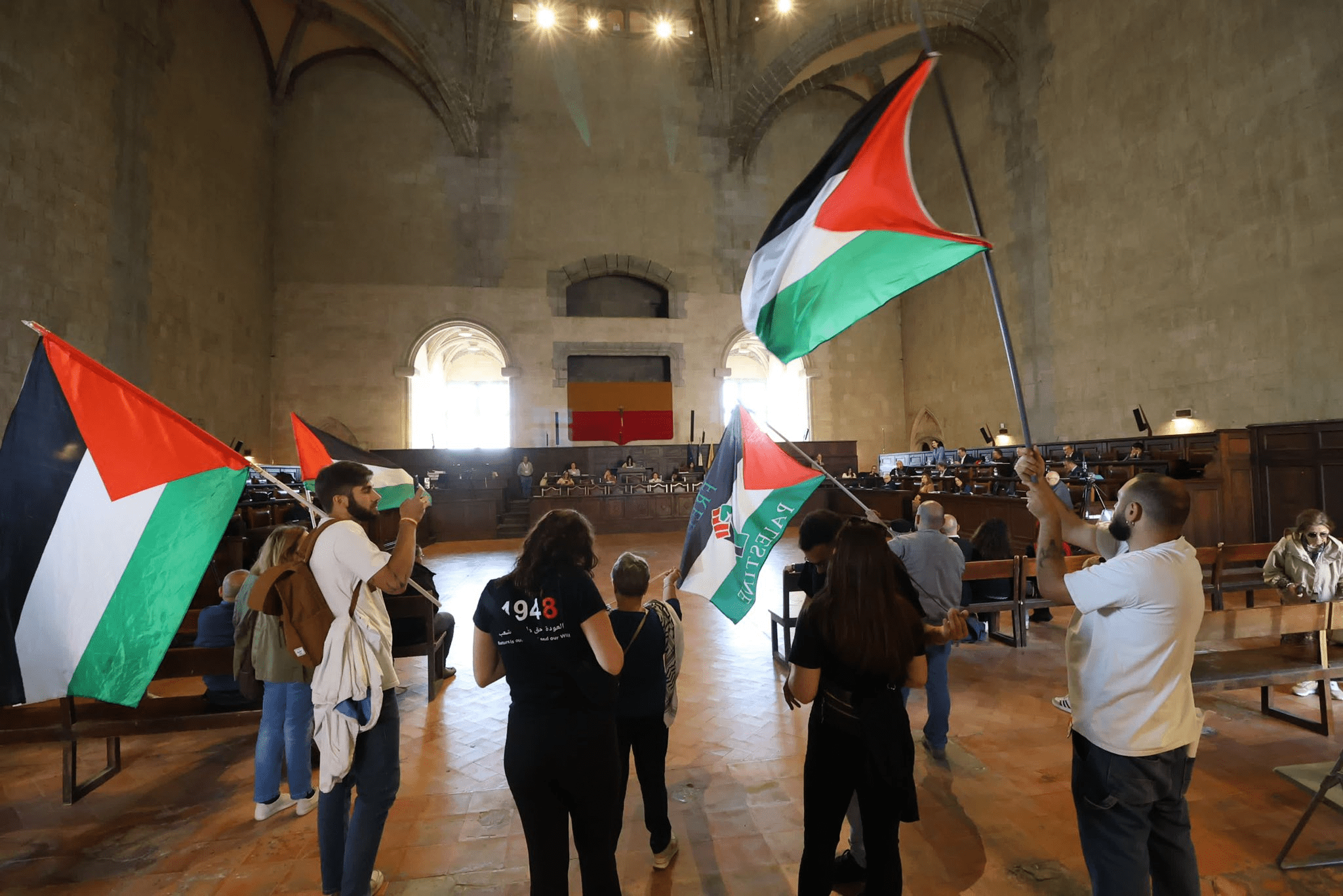 Bandiere palestinesi al Consiglio comunale di Napoli: approvata la mozione  per il riconoscimento dello Stato palestinese - Il Desk