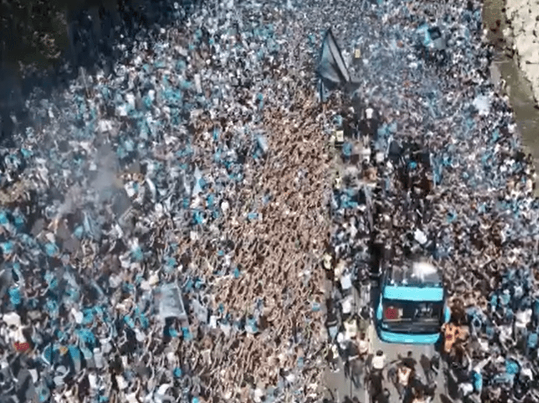 Napoli in festa: duecentomila per lo scudetto, ma il futuro di Conte resta un’incognita