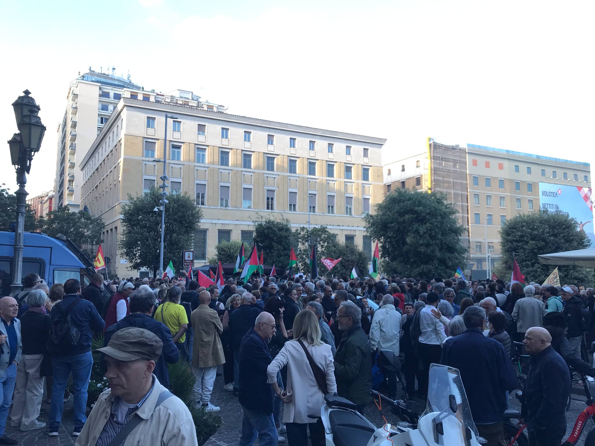 Napoli si ribella: 2 mila in piazza per Nives, la Palestina e la verità. Il popolo contro la propaganda
