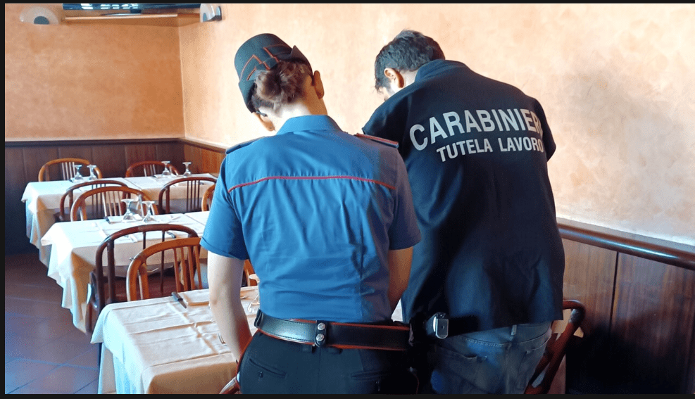 Napoli, l’inferno in sala: 20 mila baristi e camerieri sfruttati tra nero e turni massacranti