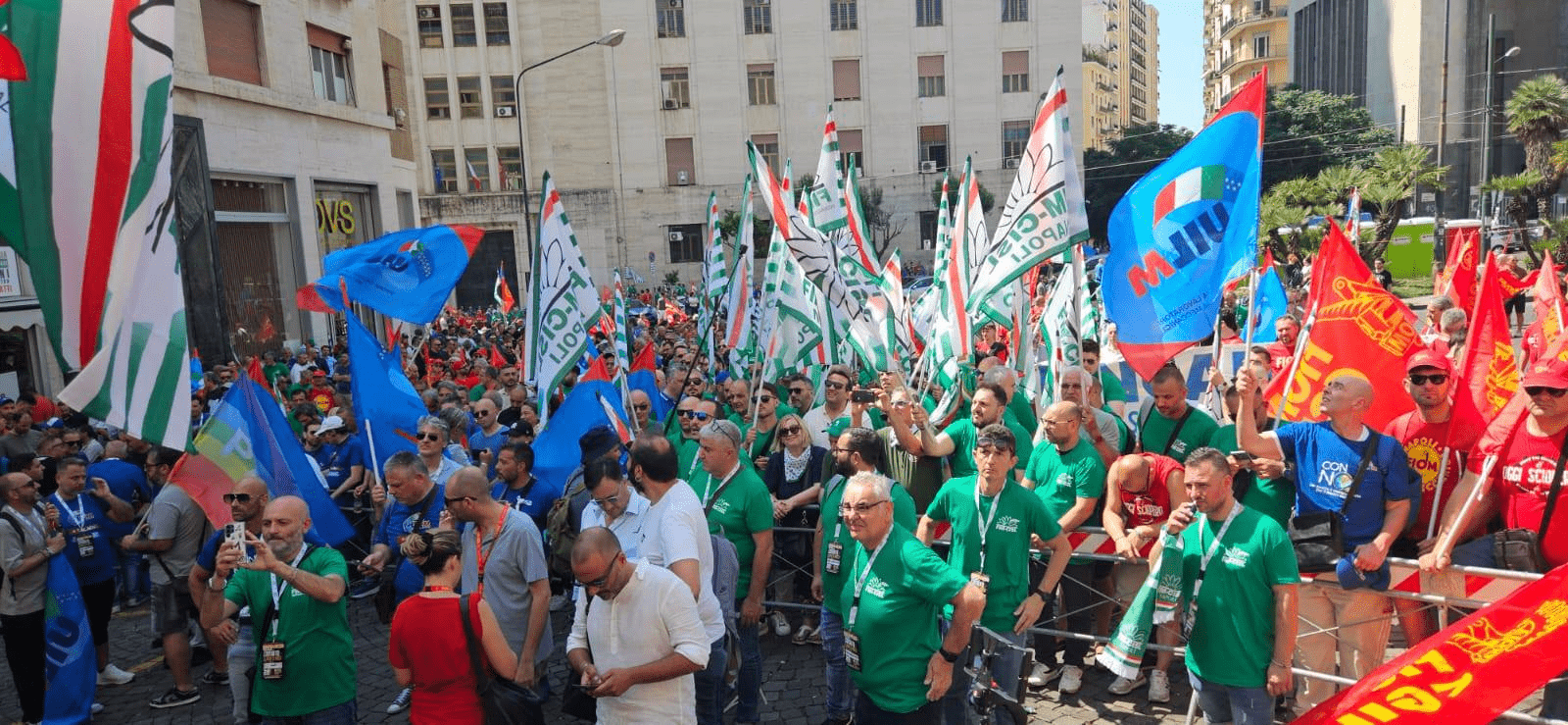 Metalmeccanici in piazza a Napoli: cinquemila al corteo per il contratto e il futuro dell’industria