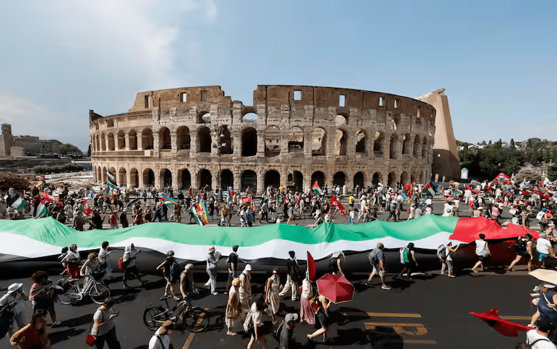 Dalla piazza di Roma l’appello: ‘Fuori l’Italia dalla Nato, Palestina libera dal fiume al mare”