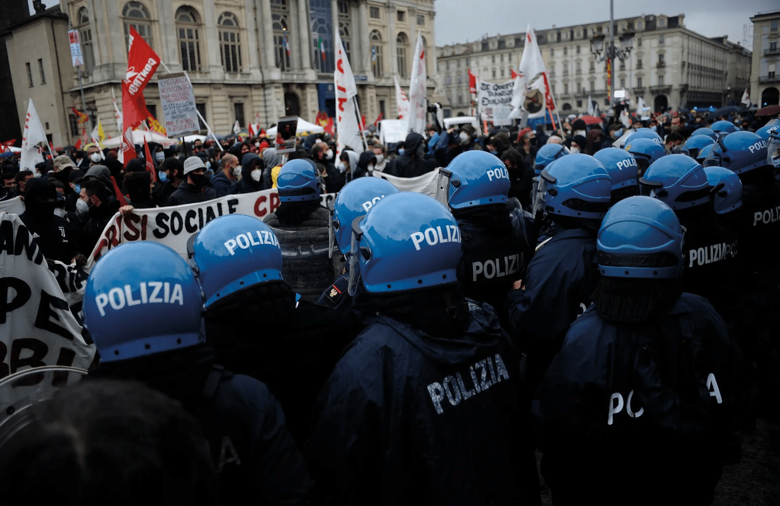 Cinque agenti infiltrati nei movimenti giovanili di sinistra: lo Stato sorveglia il dissenso e tace
