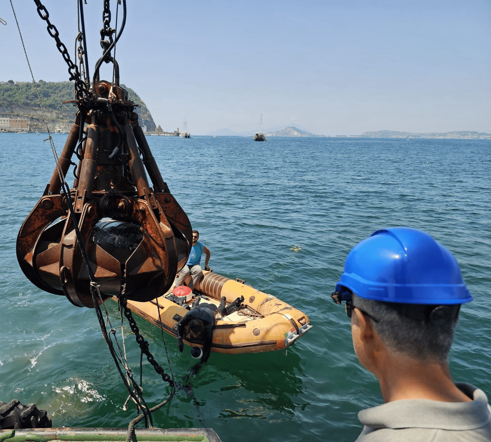 Nisida: liberato il mare dai massi abusivi. Operazione congiunta per il ripristino della legalità e la tutela ambientale
