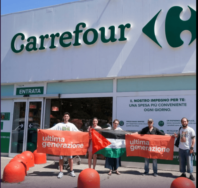 Roma, blitz al Carrefour di San Lorenzo: attivisti contro guerra, carovita e complicità con Israele