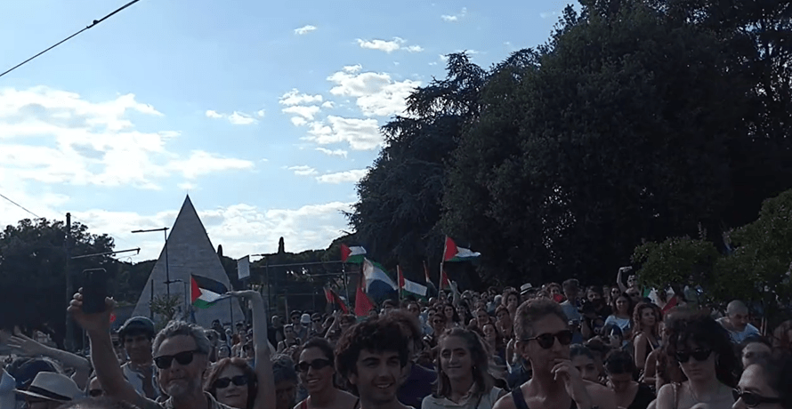 Roma, in 15 mila per Gaza: “Non in mio nome”. Musica, memoria e denuncia a Porta San Paolo