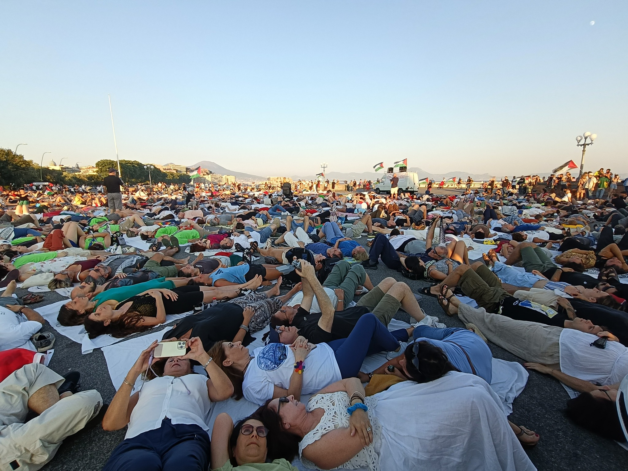 Napoli in silenzio per Gaza,  duemila stesi sul lungomare. De Magistris: “Contro il genocidio, o si sta con gli oppressi o si è complici”