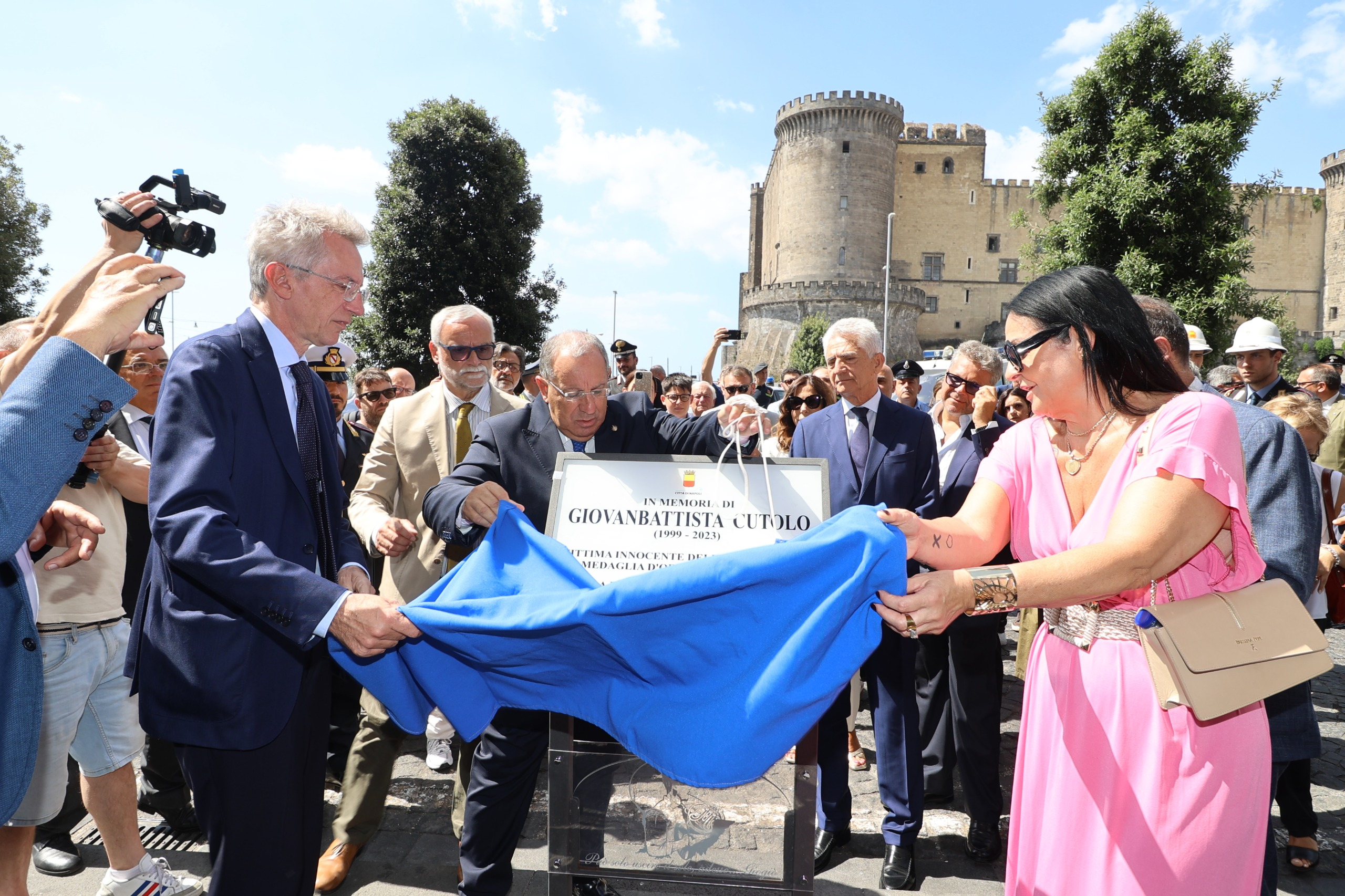 Napoli, ricollocata la targa dedicata a Giovanbattista Cutolo: “Un simbolo di memoria e impegno per la legalità”