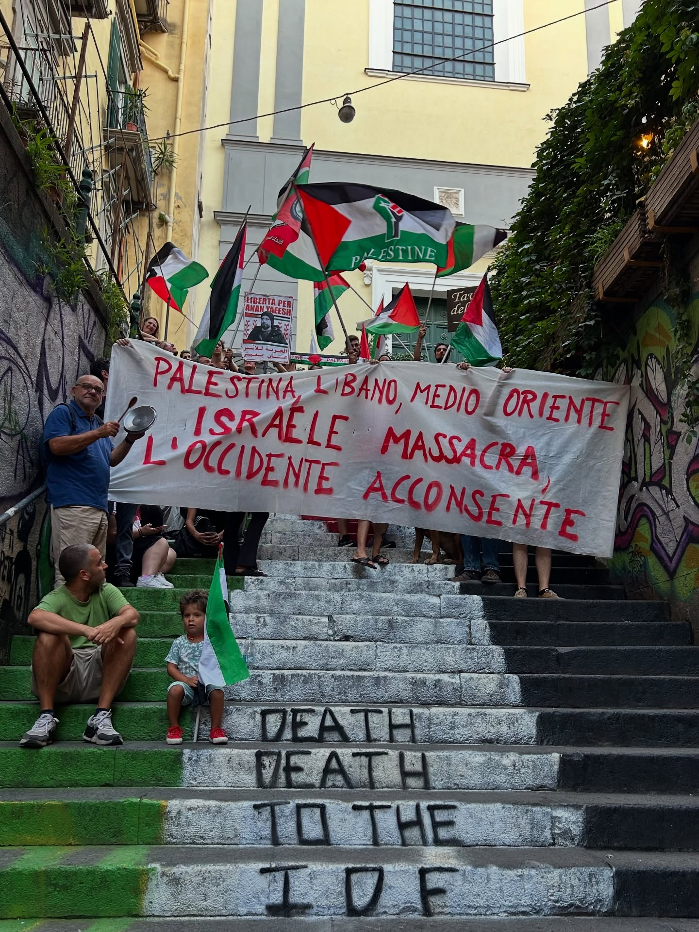 Contro il genocidio: Napoli in piazza con pentole e bandiere palestinesi