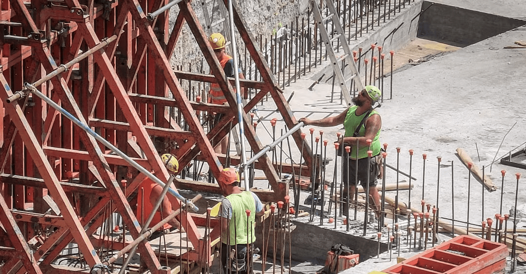 Lavorare e morire di caldo: due operai uccisi in tre giorni sotto il sole e senza tutele. Controlli assenti, protocolli ignorati