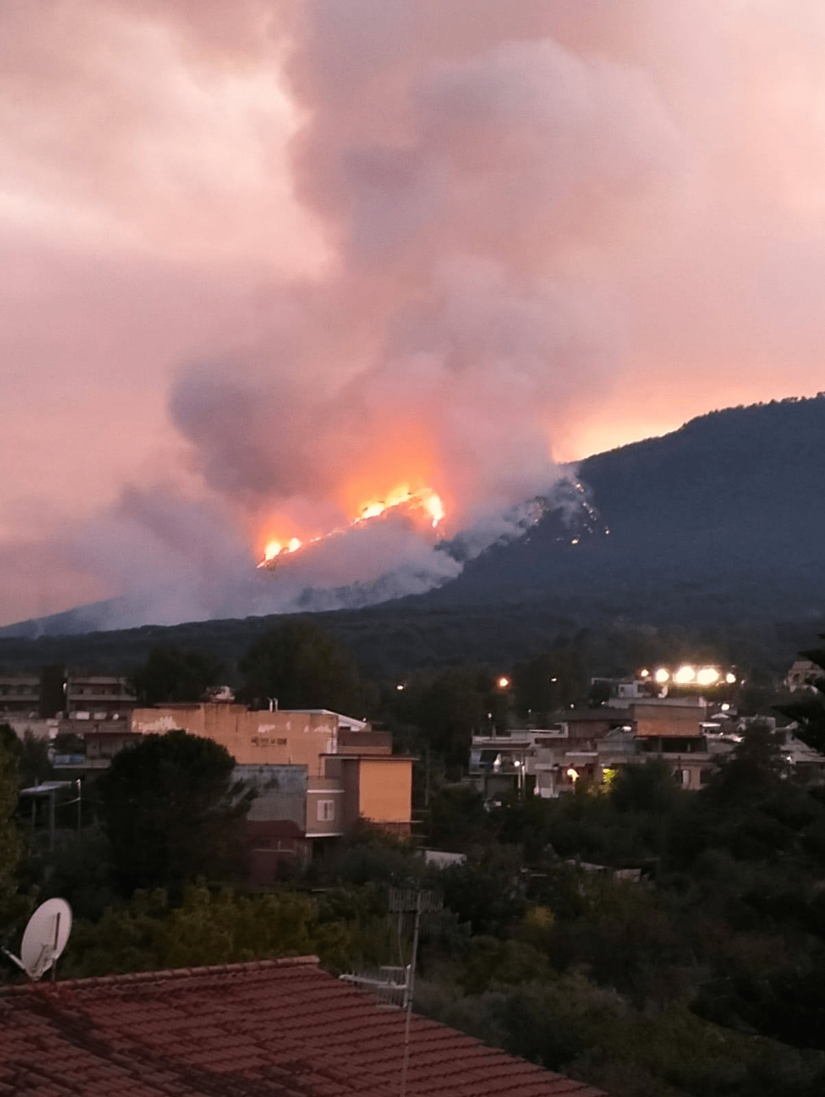 Vesuvio in fiamme, Potere al Popolo: “Non un disastro naturale, ma un crimine sociale”
