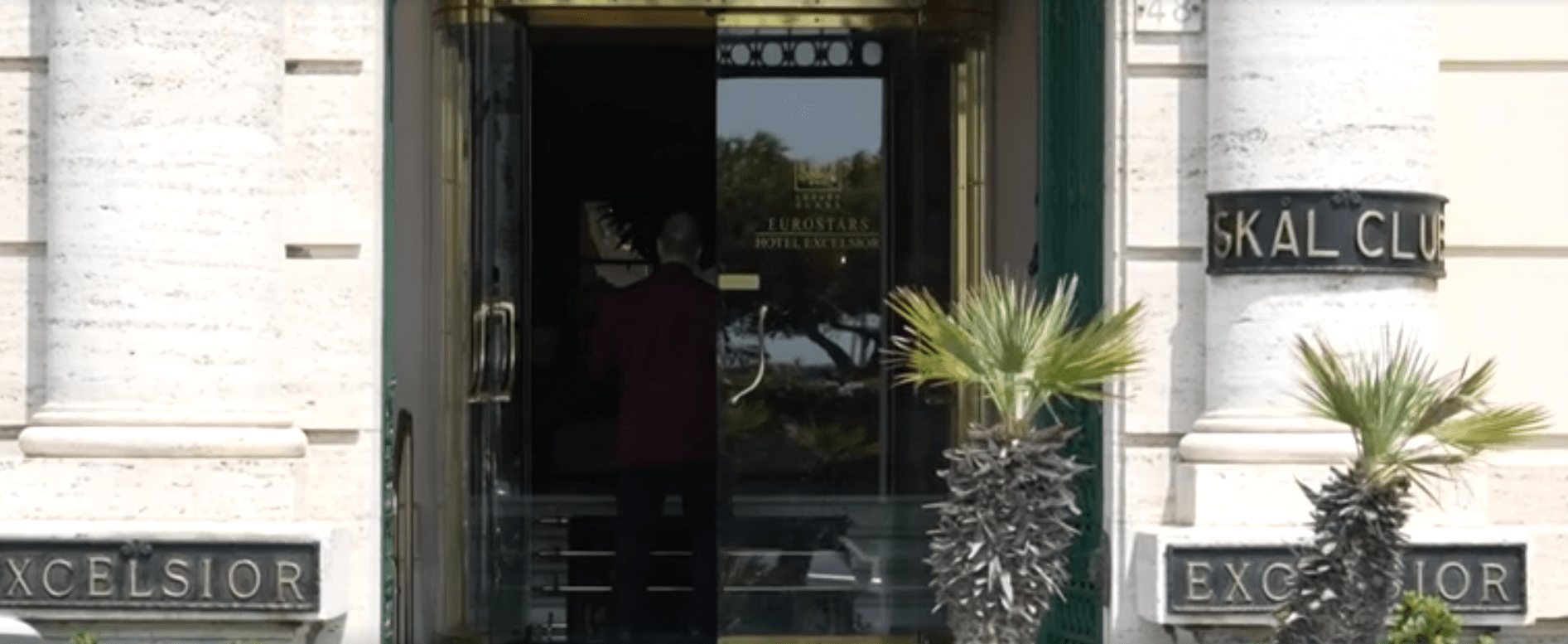 Rapina da film sul lungomare di Napoli: imprenditore aggredito davanti all’hotel Excelsior