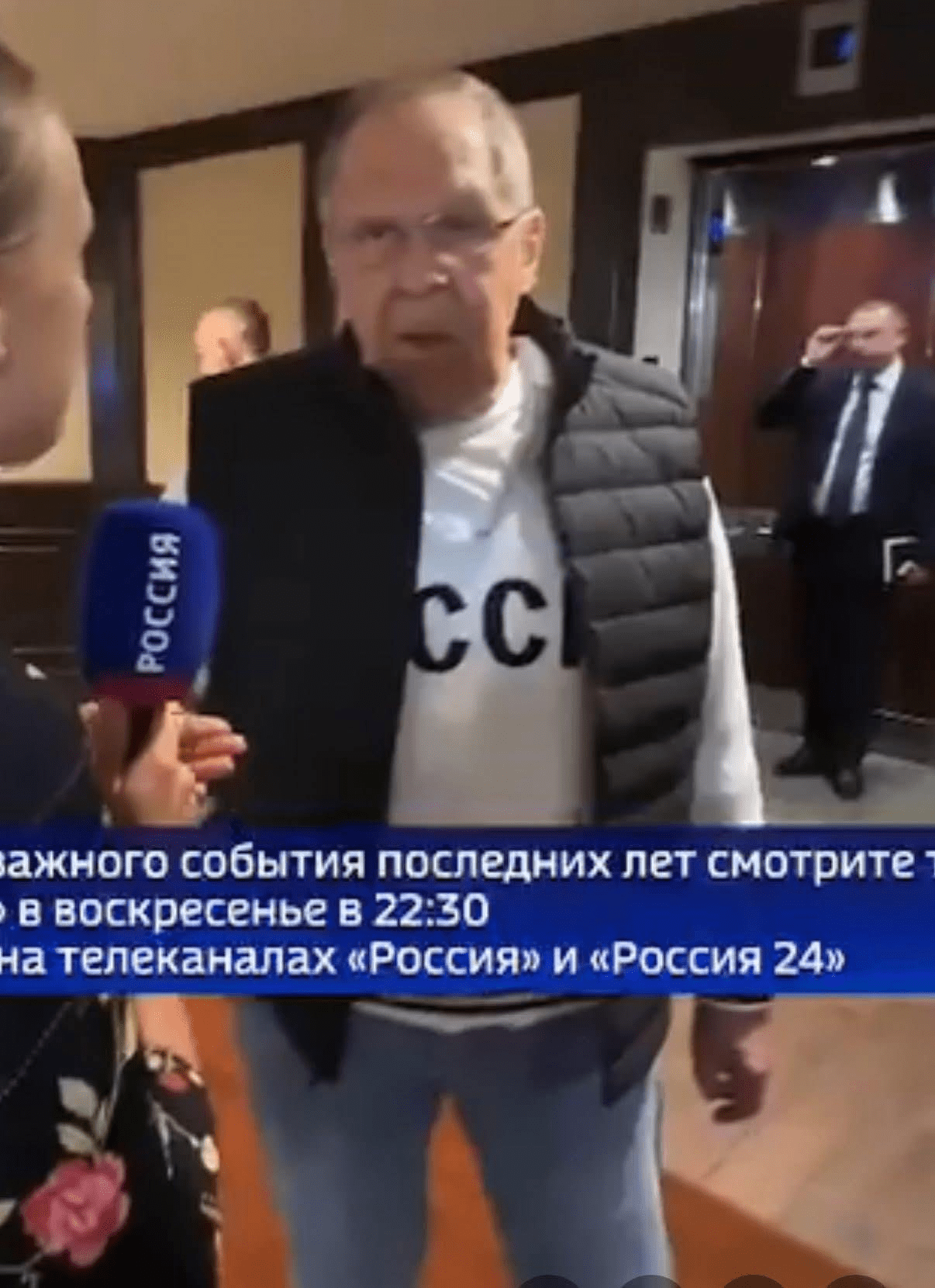 Lavrov in Alaska con la maglia dell’Unione Sovietica: attesa per l’incontro Putin-Trump
