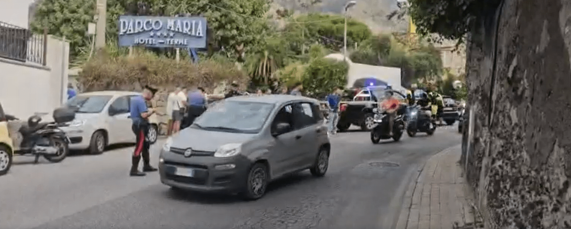 Forio d’Ischia, uccide la mamma e il compagno della ex moglie, ferisce la donna e si toglie la vita