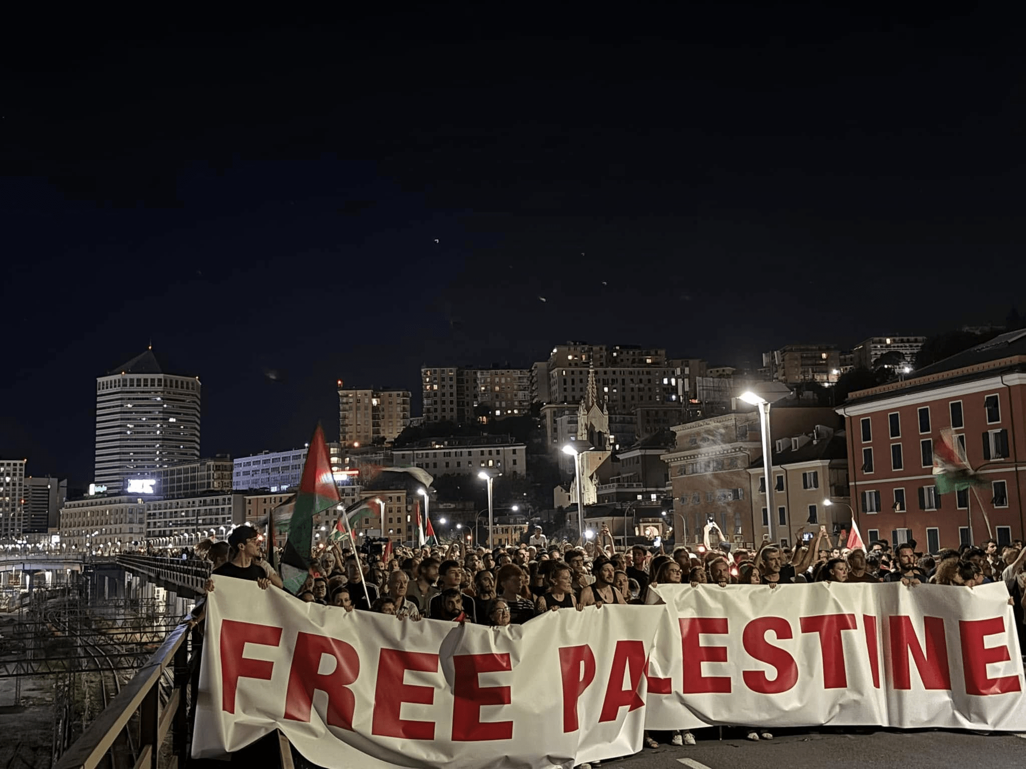 Genova, 40 mila in marcia per Gaza: fiaccolata e benedizione per la Global Flotilla