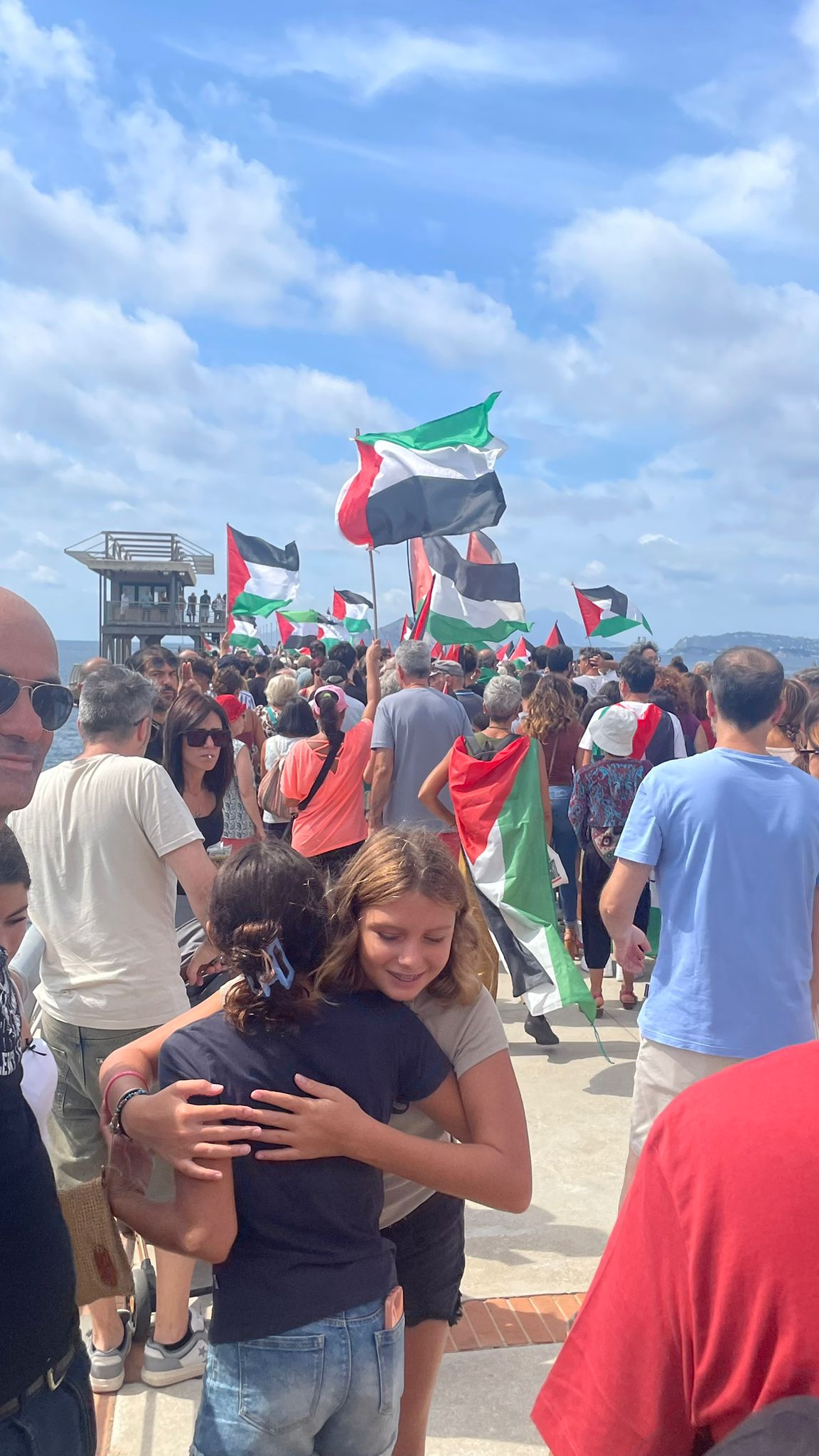 Napoli, manifestazione pro-Palestina a Bagnoli: duemila sul pontile