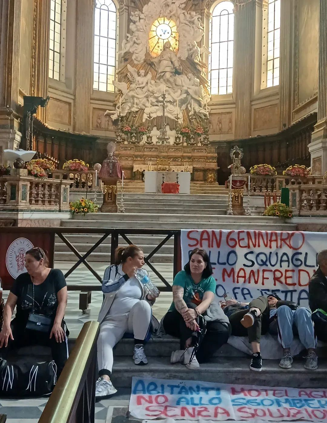 Napoli, mamme occupano il Duomo contro lo sgombero dell’ex Motel Agip