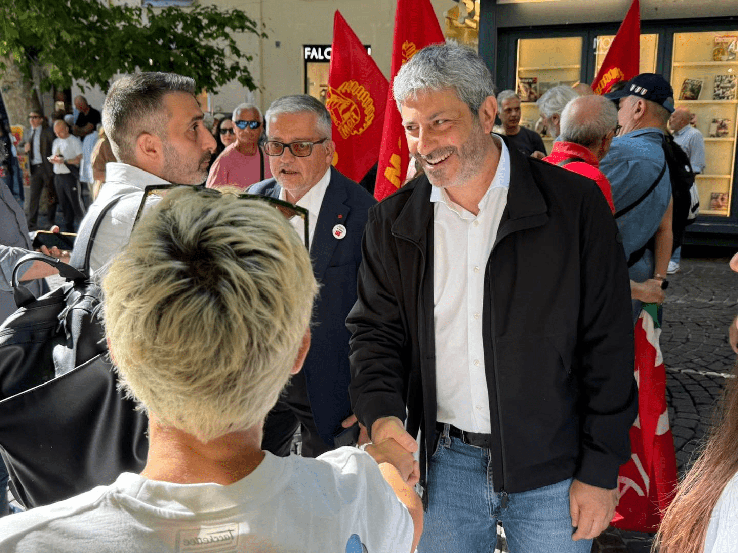 Campania 2025, Roberto Fico candidato presidente: l’annuncio ufficiale con Giuseppe Conte a Napoli