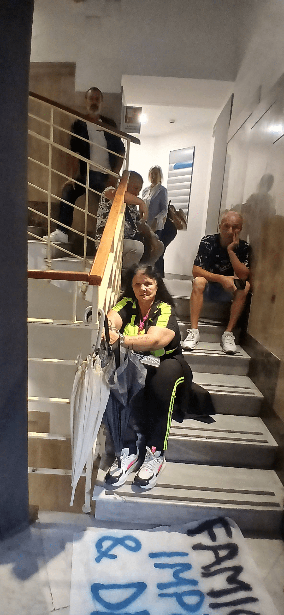 Napoli, protesta all’alba in via Verdi: gli occupanti dell’ex Motel Agip si incatenano nella sede del Consiglio comunale