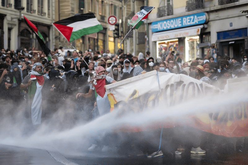 Francia, proteste di massa contro la manovra 2026: 500mila in piazza e scontri a Parigi
