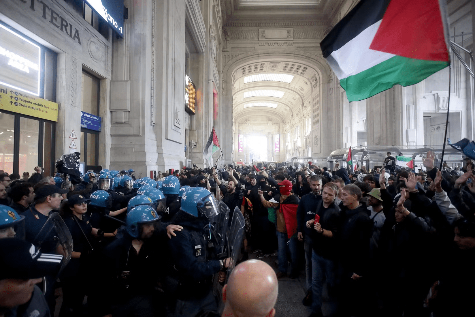 Scontri a Milano, gli artisti insorgono: “La vera violenza è il silenzio sul genocidio”