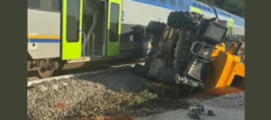 Treno si scontra con gru sui binari tra Dugenta e Amorosi: nessun ferito, linea Caserta-Foggia interrotta