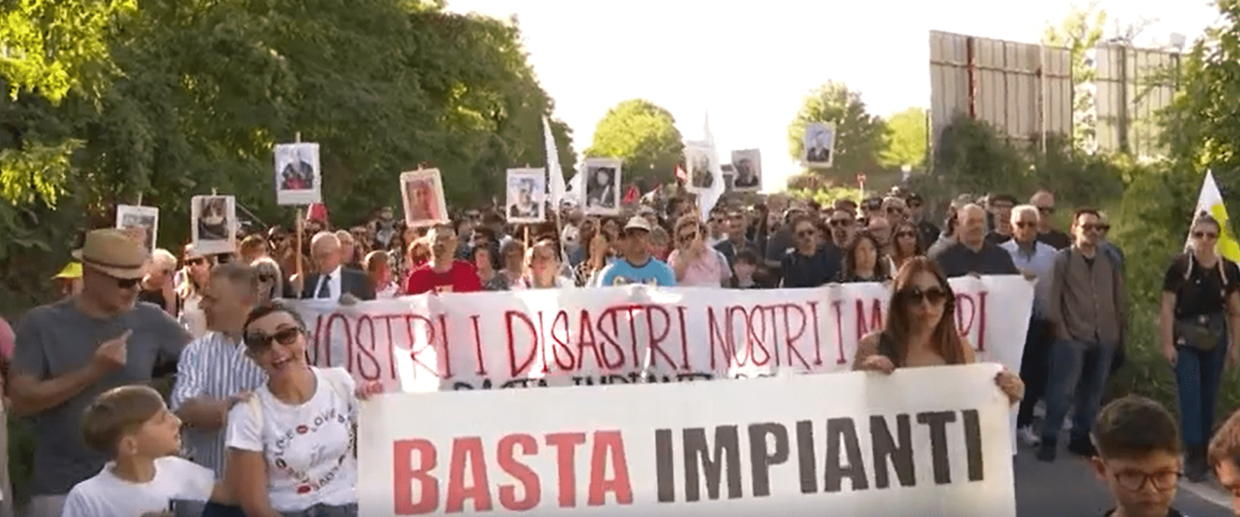 Alto Casertano, in mille al corteo contro impianti rifiuti e roghi tossici: tensioni al casello di Capua