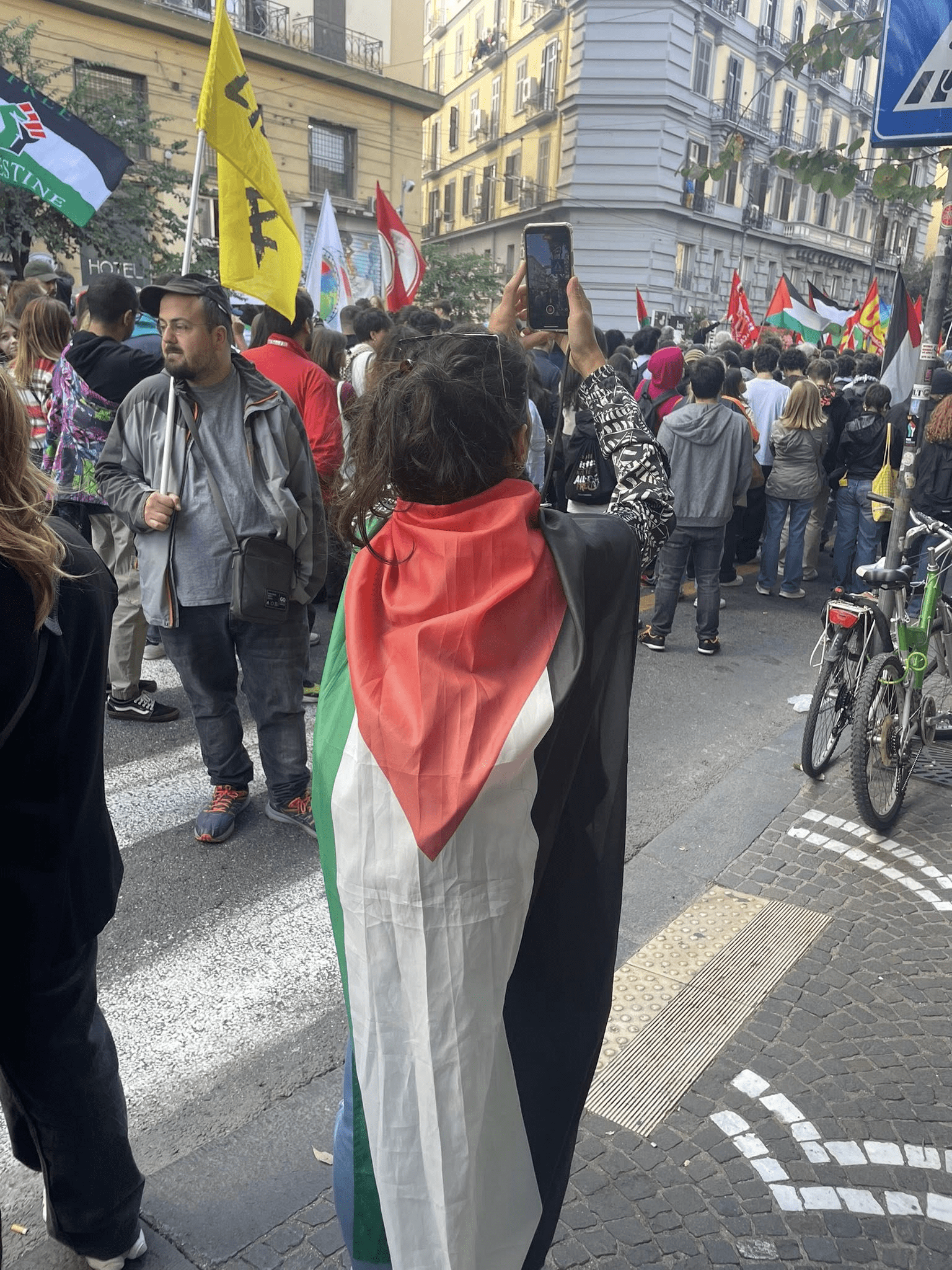 Ciao Giorgia, ciao Matteo. È il weekend lungo che vi saluta: due milioni per Gaza nelle piazze italiane
