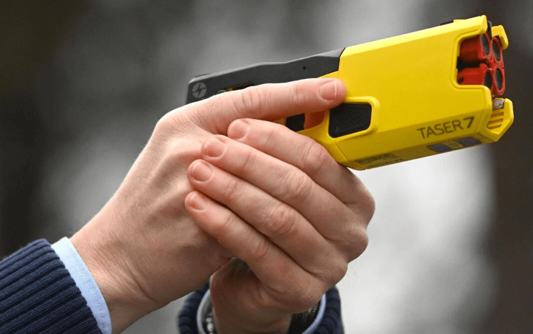 Morto dopo l’uso del taser a Napoli: cinque carabinieri indagati
