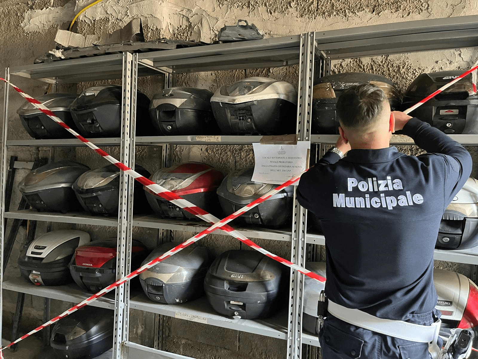 Napoli, struttura abusiva e riciclaggio di ricambi auto: doppio sequestro a Scampia