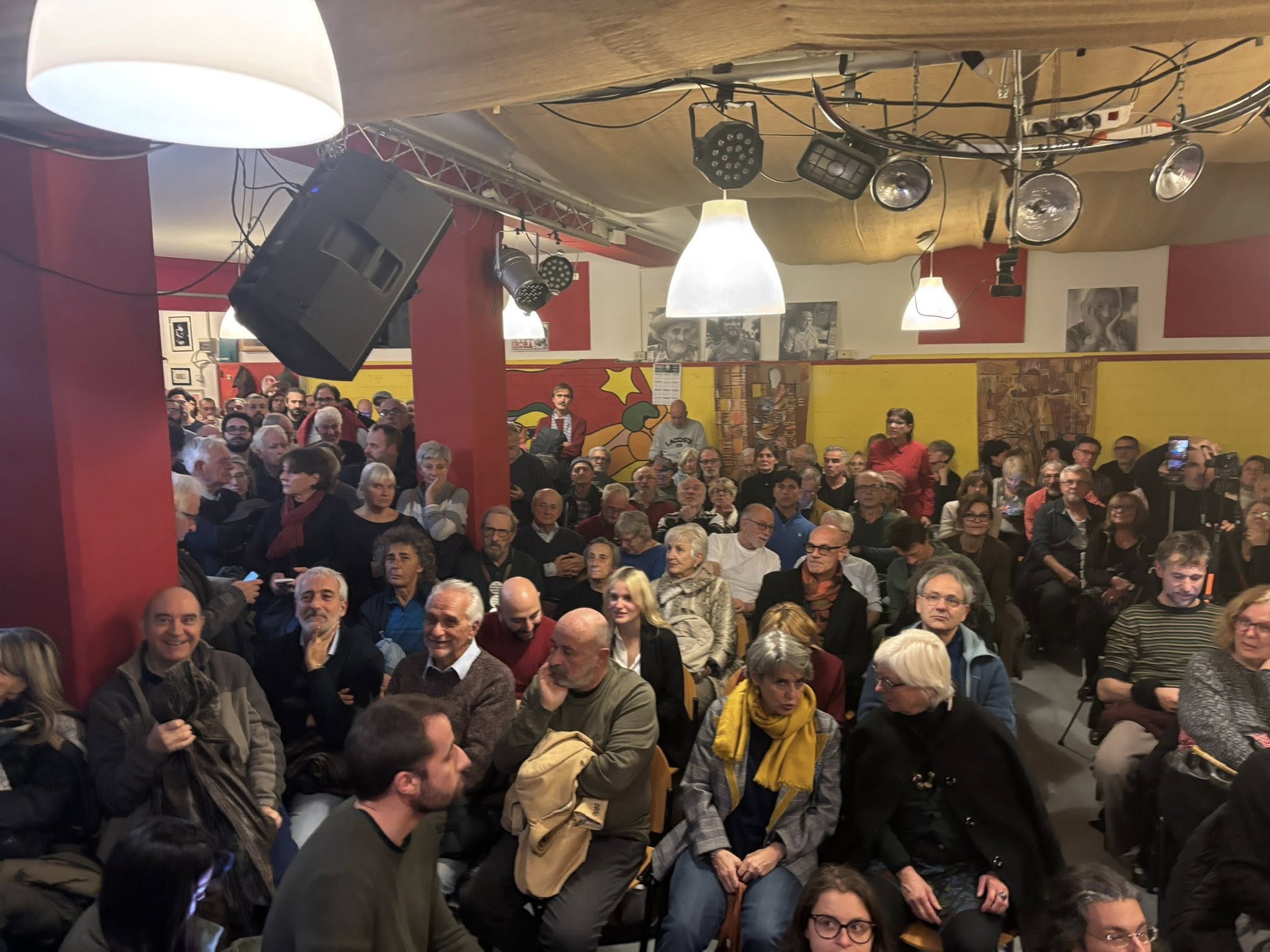 Torino si ribella alla censura e alla discriminazione contro i russi: folla alla Poderosa, flop per Calenda e Picierno