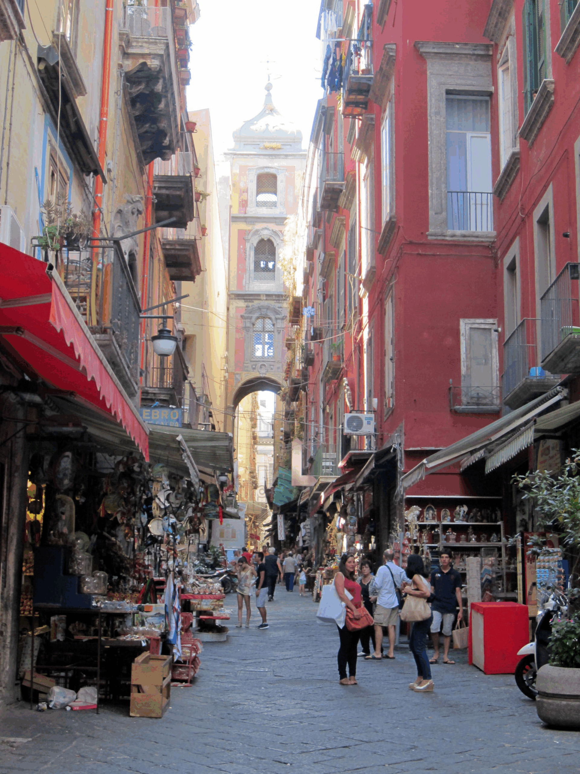 Natale a Napoli, via San Gregorio Armeno cambia direzione: ecco date e orari del senso unico pedonale
